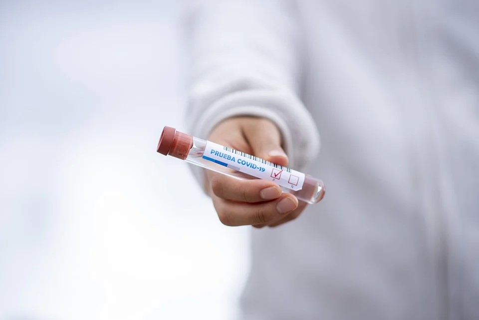 Biologicamente es posible que una persona se infecte con dos variantes de covid 19