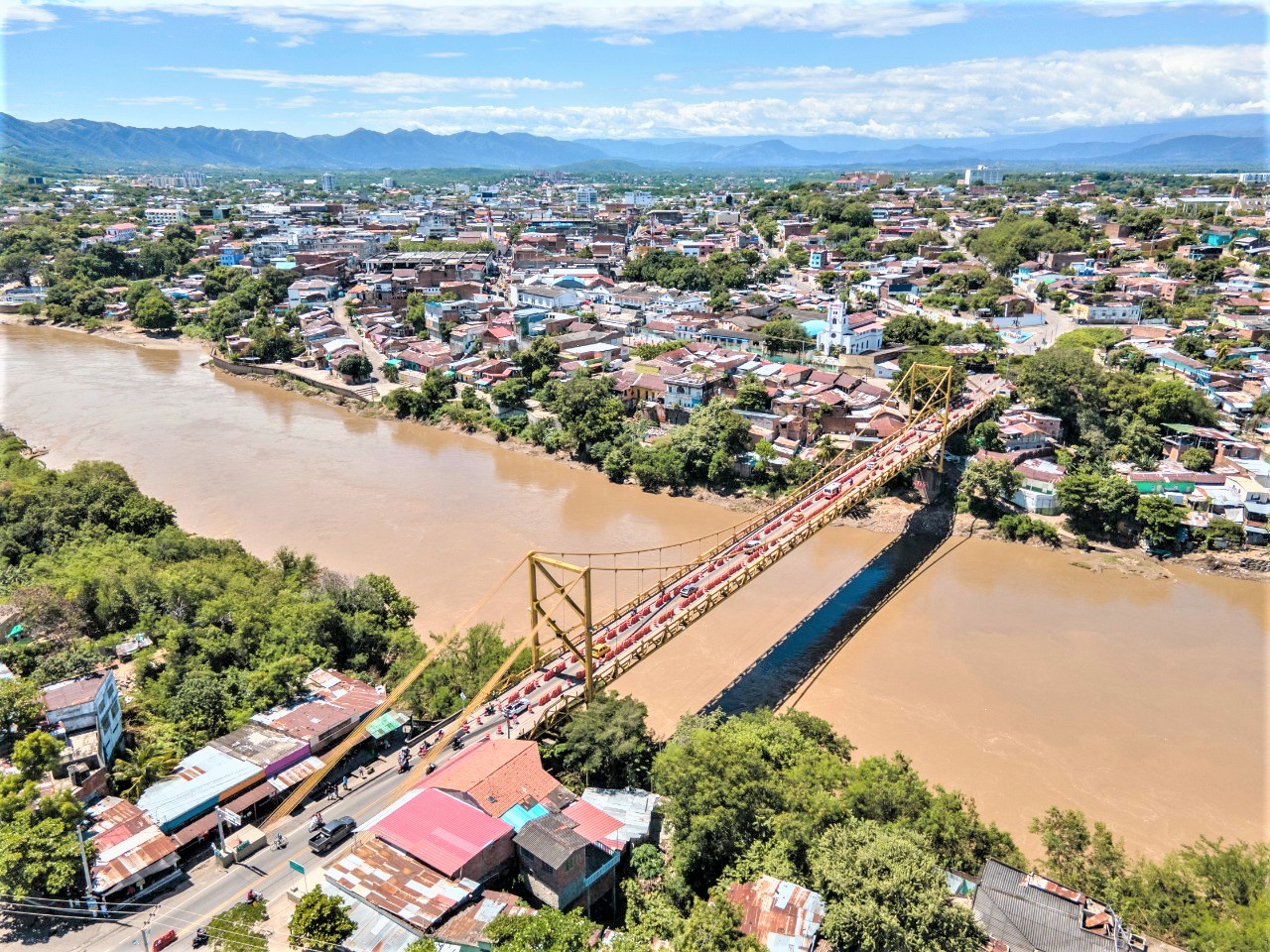 Cerrado temporalmente Puente que cruza el Rio Magdalena entre Girardot y Flandes