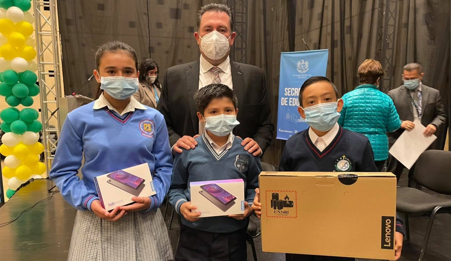Donacion de tablets y computadores a estudiantes de las I.E. publicas de Cajica2