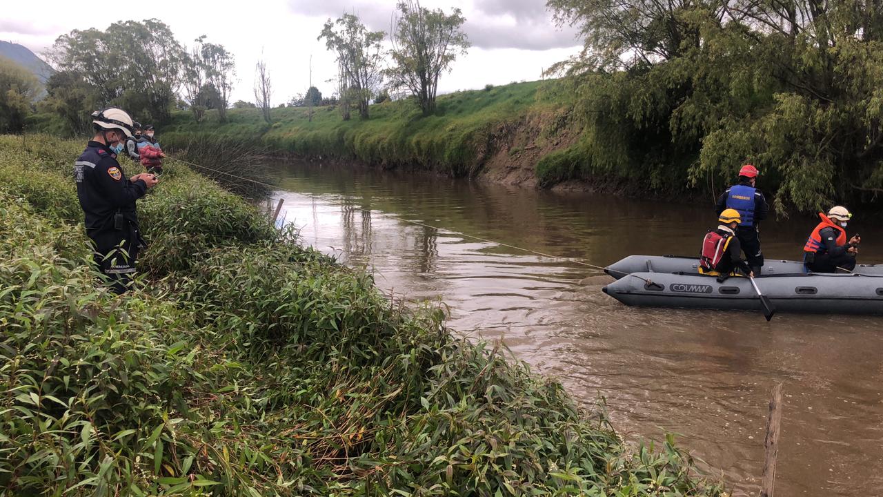 En busqueda del menor de edad que cayo al rio Bogota en la jurisdiccion de Cajica