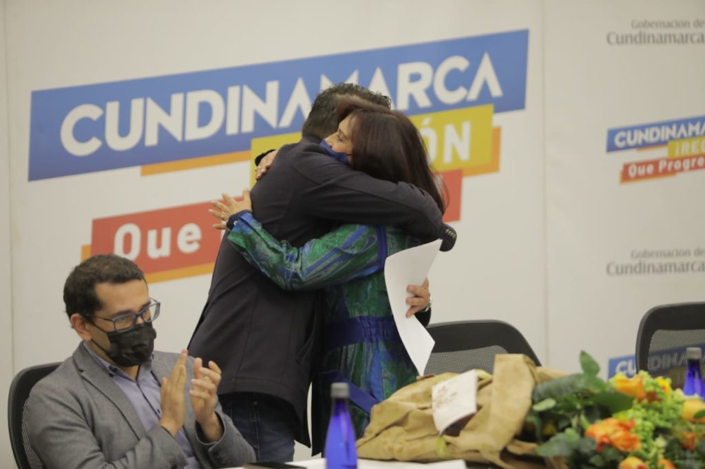 Gobernador presento excusas publicas a exsecretaria de Educacion de Cundinamarca 2