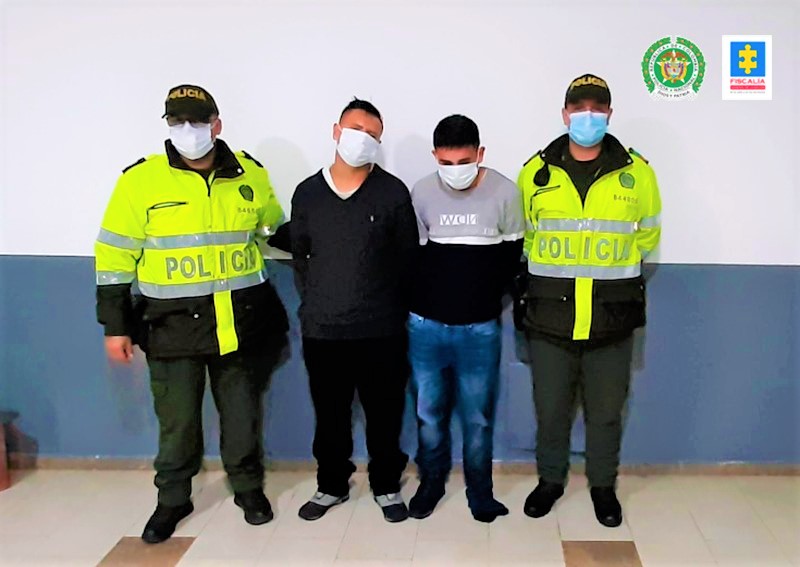 A prision dos presuntos responsables del hurto a un bus de servicio publico