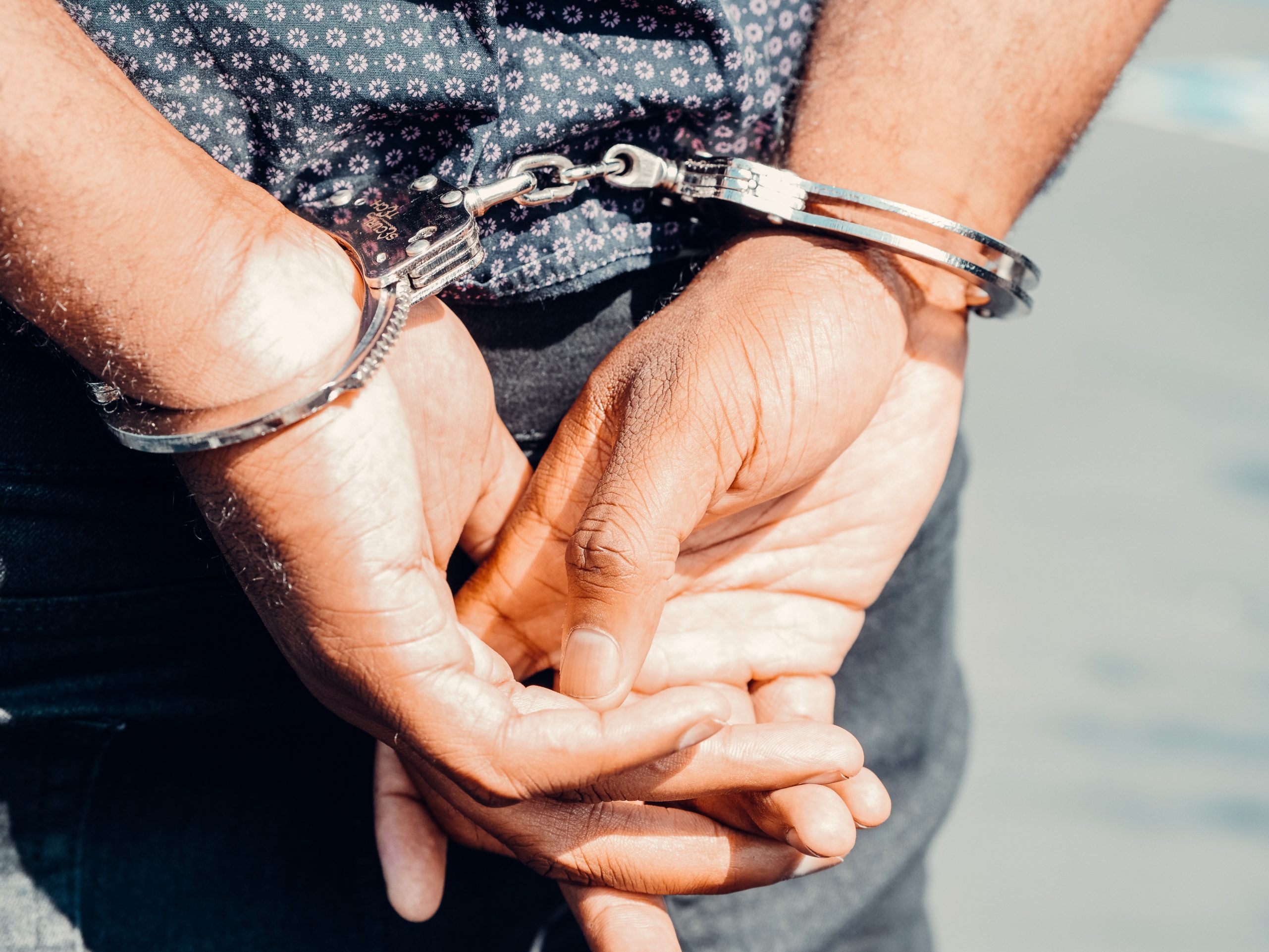 Asegurados presuntos responsables de ataques contra subestacion de Policia de Facatativa scaled