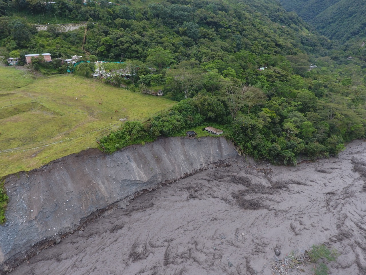Con helicoptero Cundinamarca auxilia a familias de Guayabetal tras emergencia invernal 2