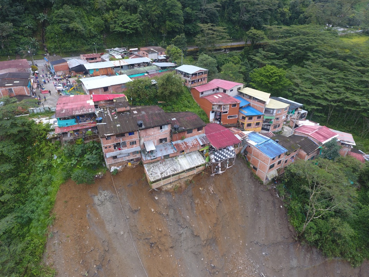 Con helicoptero Cundinamarca auxilia a familias de Guayabetal tras emergencia invernal