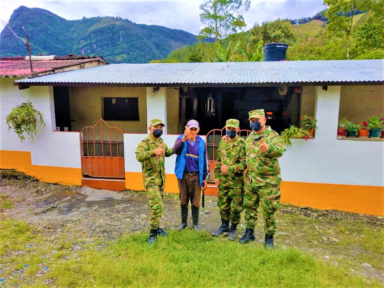 Ejercito lidera proyecto pintando viviendas en Cundinamarca