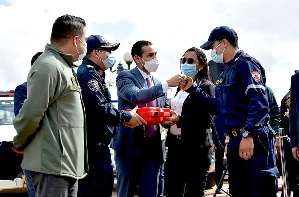 Los Bomberos son los unicos que corren hacia el fuego cuando el resto huye de el y por eso son heroes