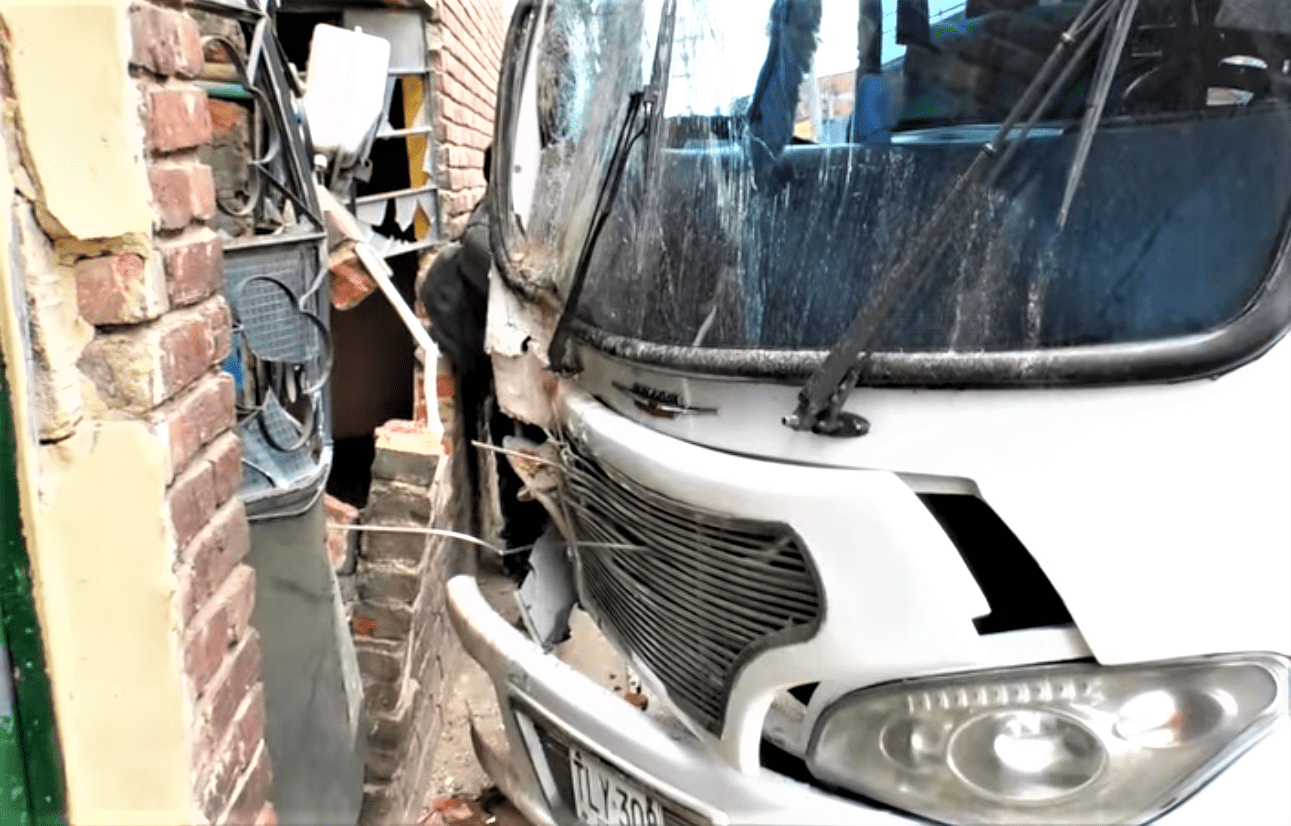Bus hurtado en Chia fue estrellado contra una casa en Tenjo