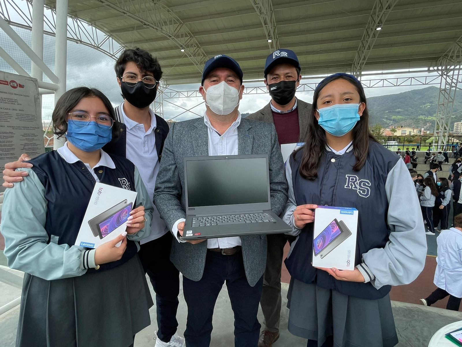 Continua la entrega de tablets y computadores a estudiantes de Instituciones publicas de Cajica