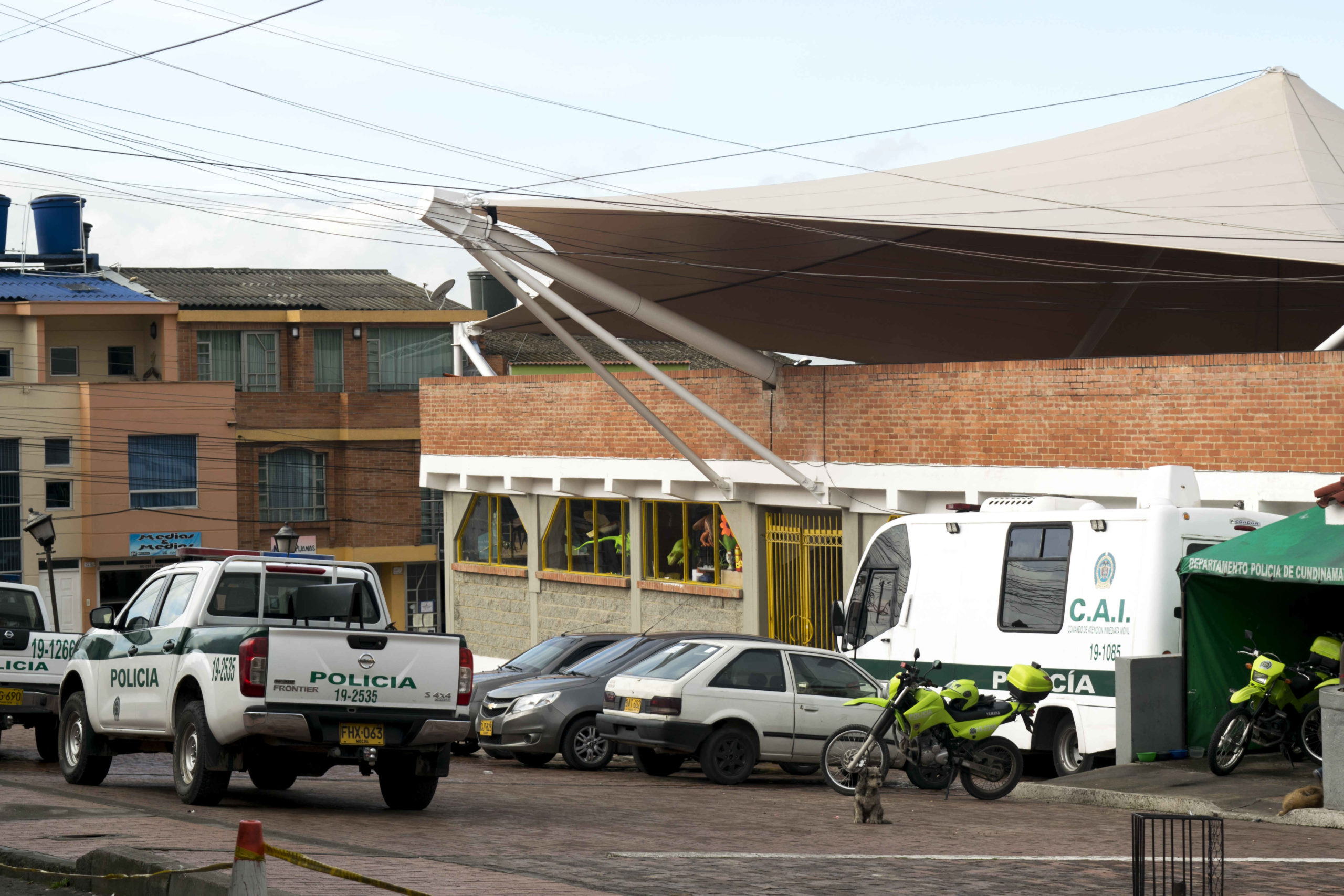 Vestidos de enfermeros presuntos ladrones ingresan a robar a una vivienda en Cogua scaled