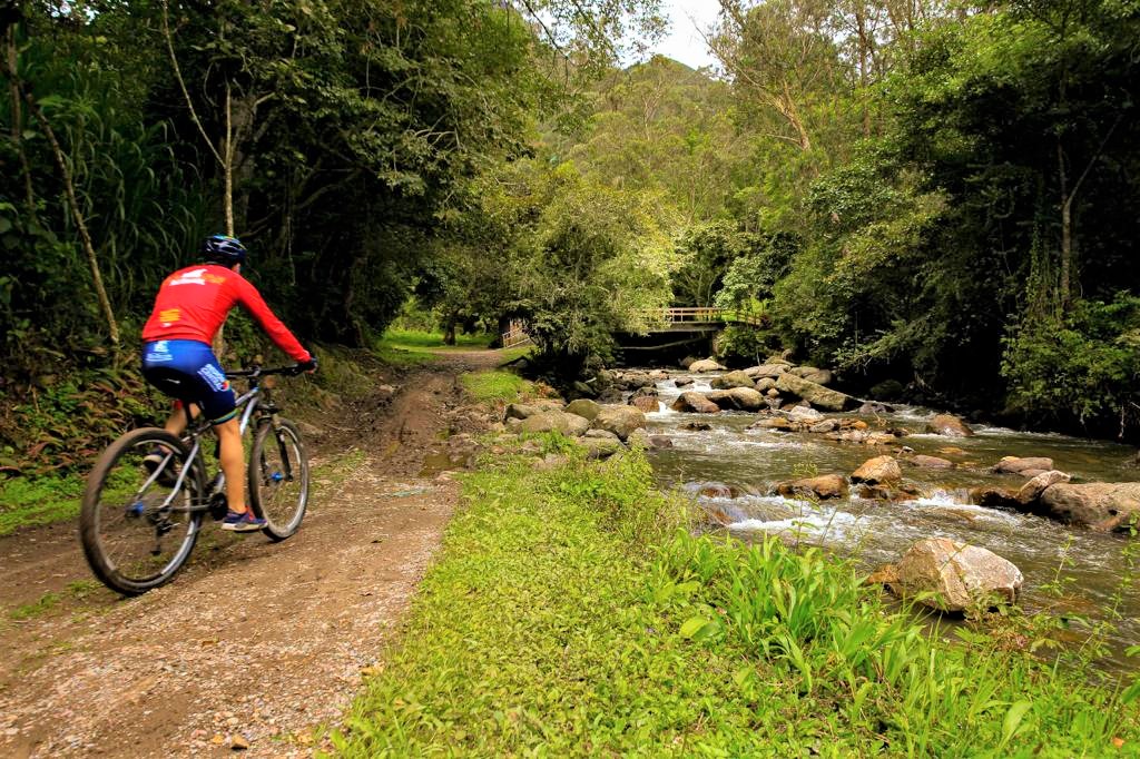 250 ciclistas con destino al corazon de Colombia