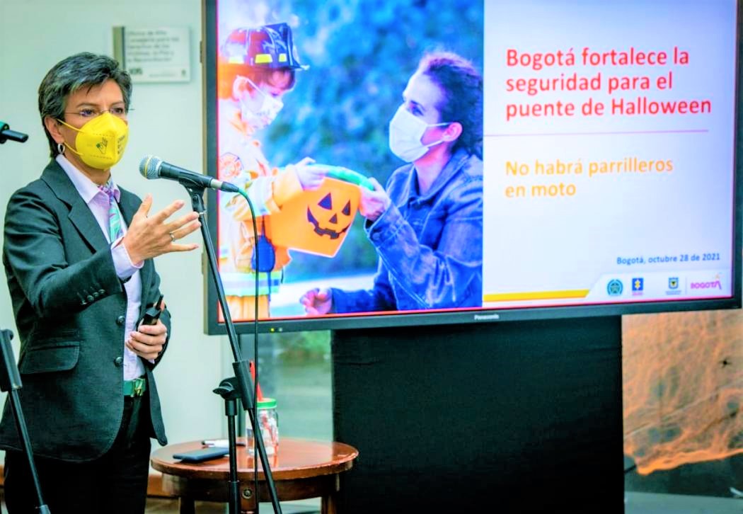 En Bogota restringido parrillero de motocicleta mayor de 14 anos en puente de Halloween