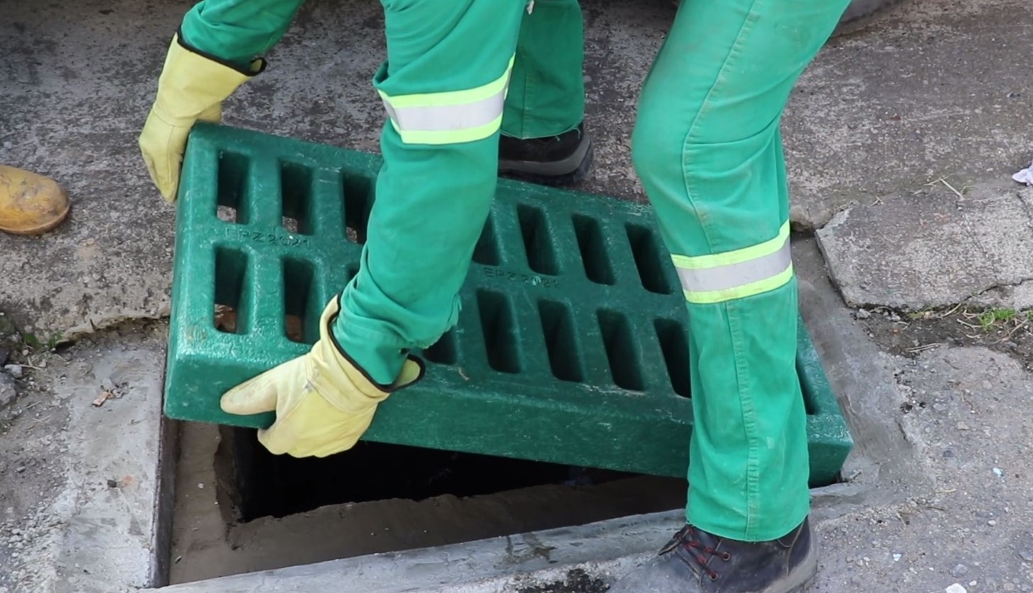 EPZ hace reposicion de las rejillas hurtadas y coloca de plastico con alta durabilidad3