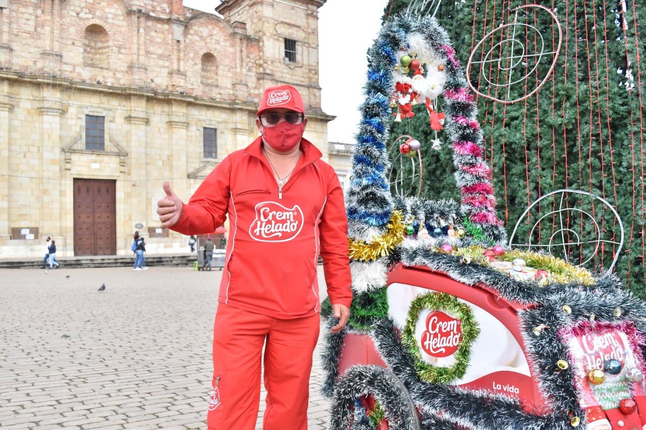 El Espiritu navideno que rueda en el carrito de helados del zipaquireno Carlos Arturo Roldan