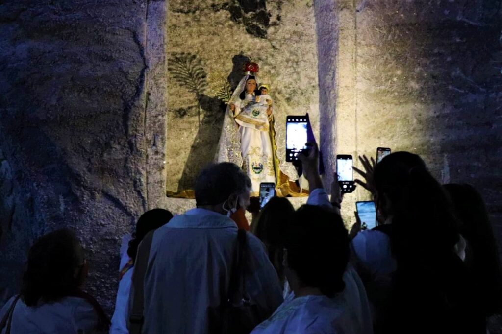 Entronizada en Catedral de Sal la Virgen Reina de La Paz patrona de El Salvador C.A1