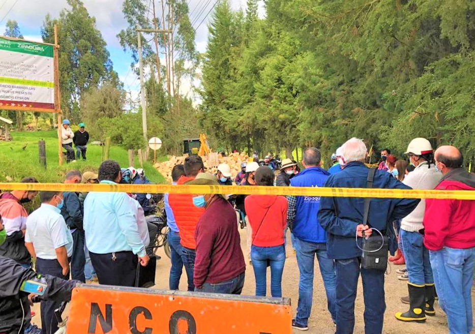 Personero de Zipaquira atiende llamado por los retrasos de obra en la via Barandillas La Fuente