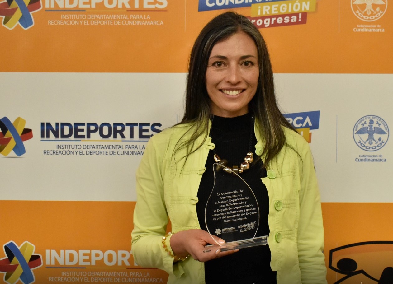 Reconocimiento a Katherine Artunduaga Mendoza directora de Insdeportes Cajica lider del deporte la recreacion y la actividad fisica en Cundinamarca.