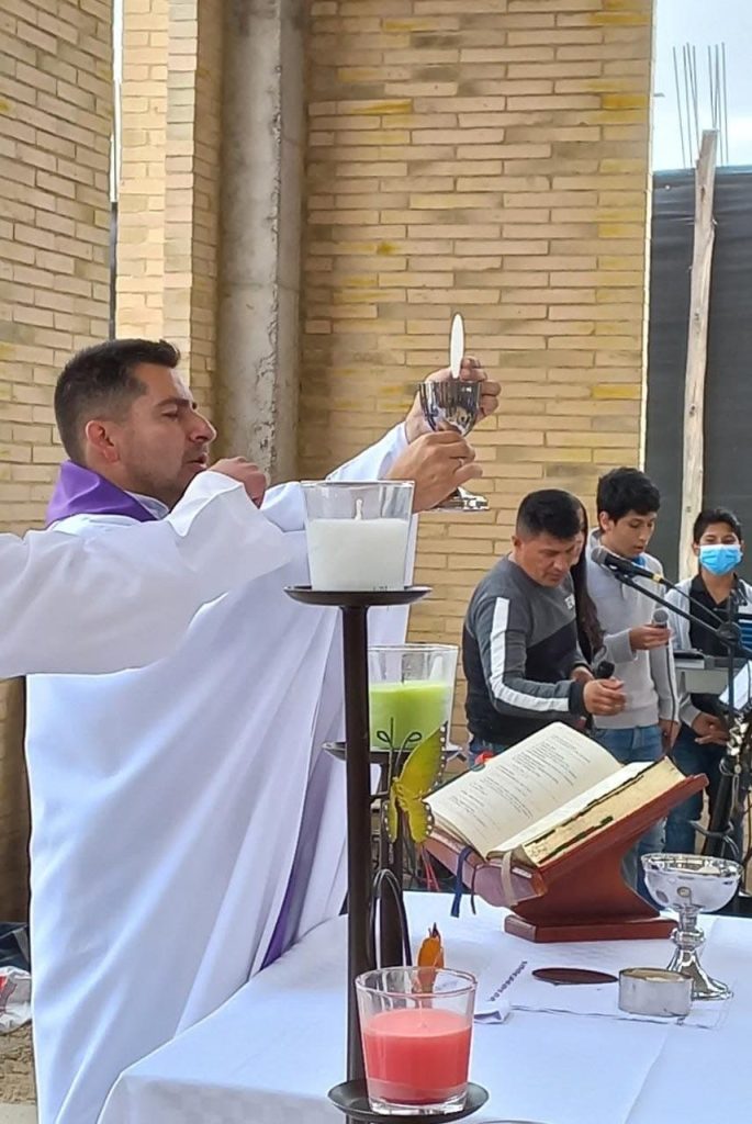 Un templo que crece en medio de bazares espiritualidad y la solidaridad de sus feligreses 4