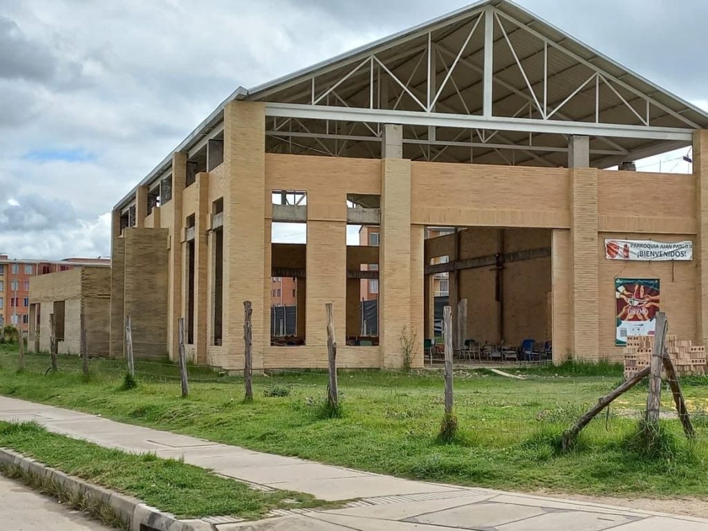 Un templo que crece en medio de bazares espiritualidad y la solidaridad de sus feligreses 6