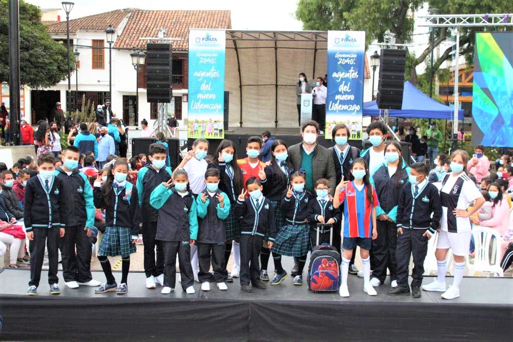 10.000 estudiantes de colegios publicos de Funza recibieron modernos uniformes2