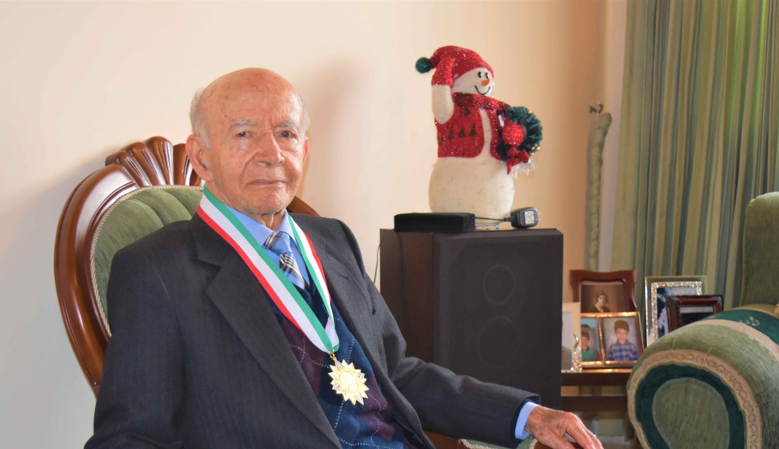 Benjamin Corredor recibio la Orden al Merito Artistico y Cultural Quevedo Zornoza1 2 scaled e1641242586405