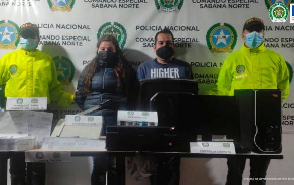 Judicializadas dos personas por fabricacion y venta de certificados de vacunacion falsos