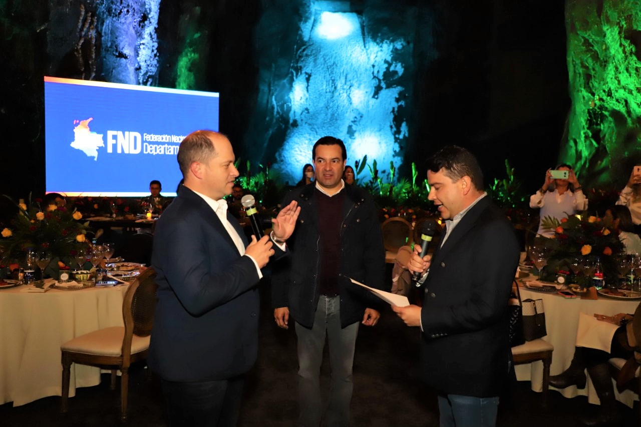 En Catedral de Sal gobernador de Sucre asumio la Presidencia de la FND
