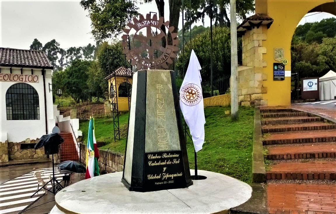 Clubes Rotarios develan obelisco restaurado a la entrada del Parque de La Sal1