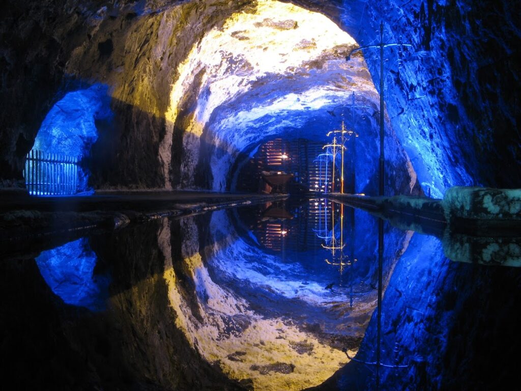 Agua con Sal Espejo Magico en Mina de Sal de Nemocon Fot O. Arias