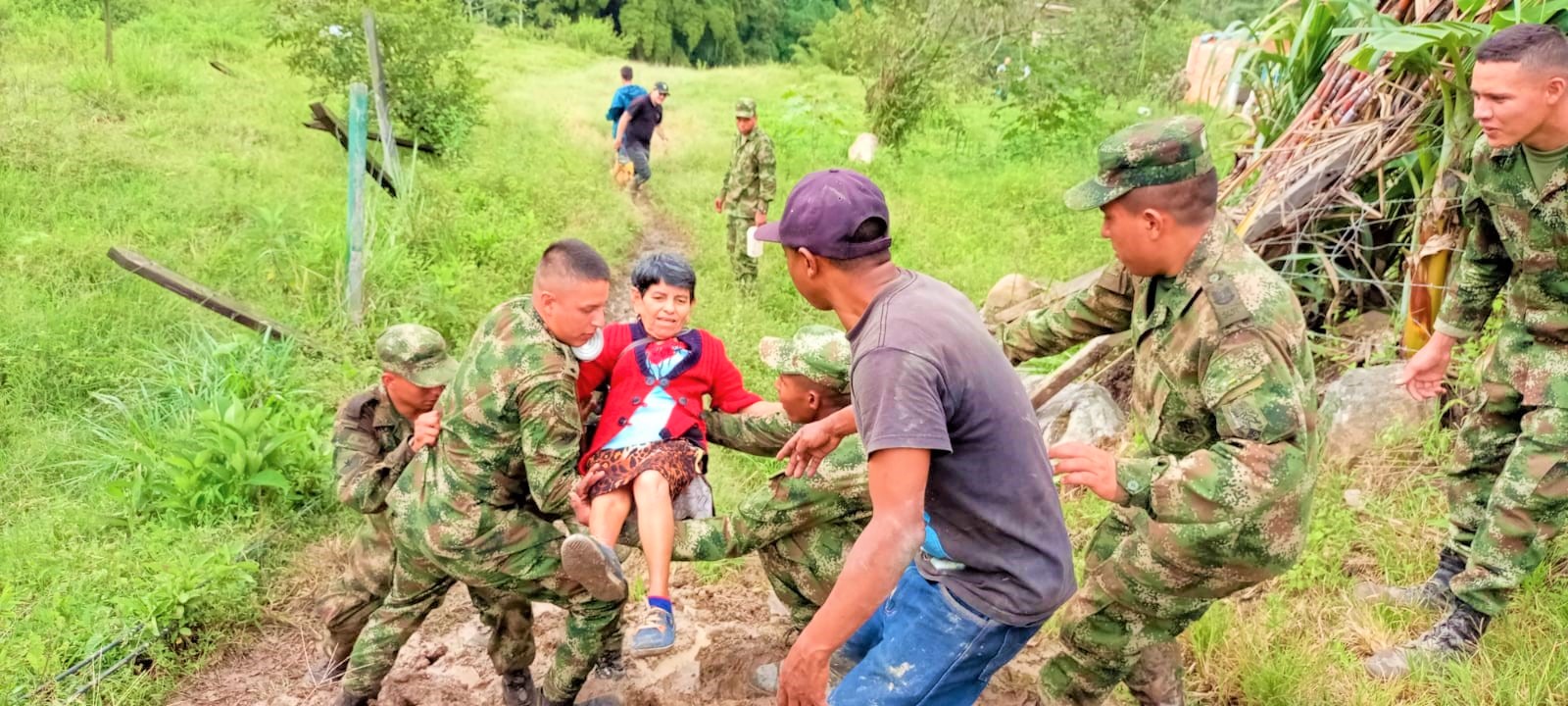 Ejercito Nacional brinda apoyo a familias damnificadas por la ola invernal en Cundinamarca