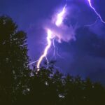 Lluvias acompanadas de actividad electrica granizada y vendavales en buena parte del pais