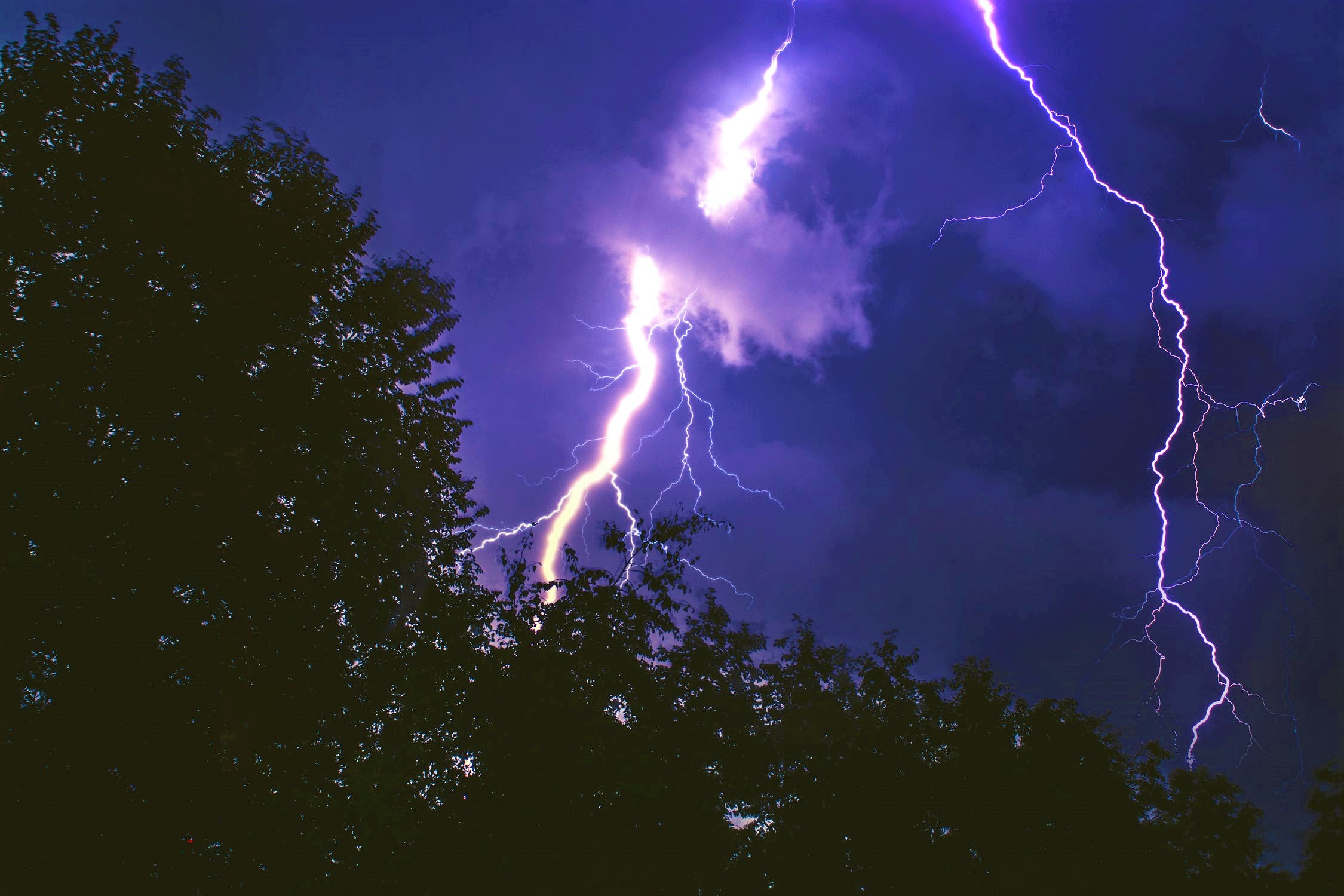 Lluvias acompanadas de actividad electrica granizada y vendavales en buena parte del pais