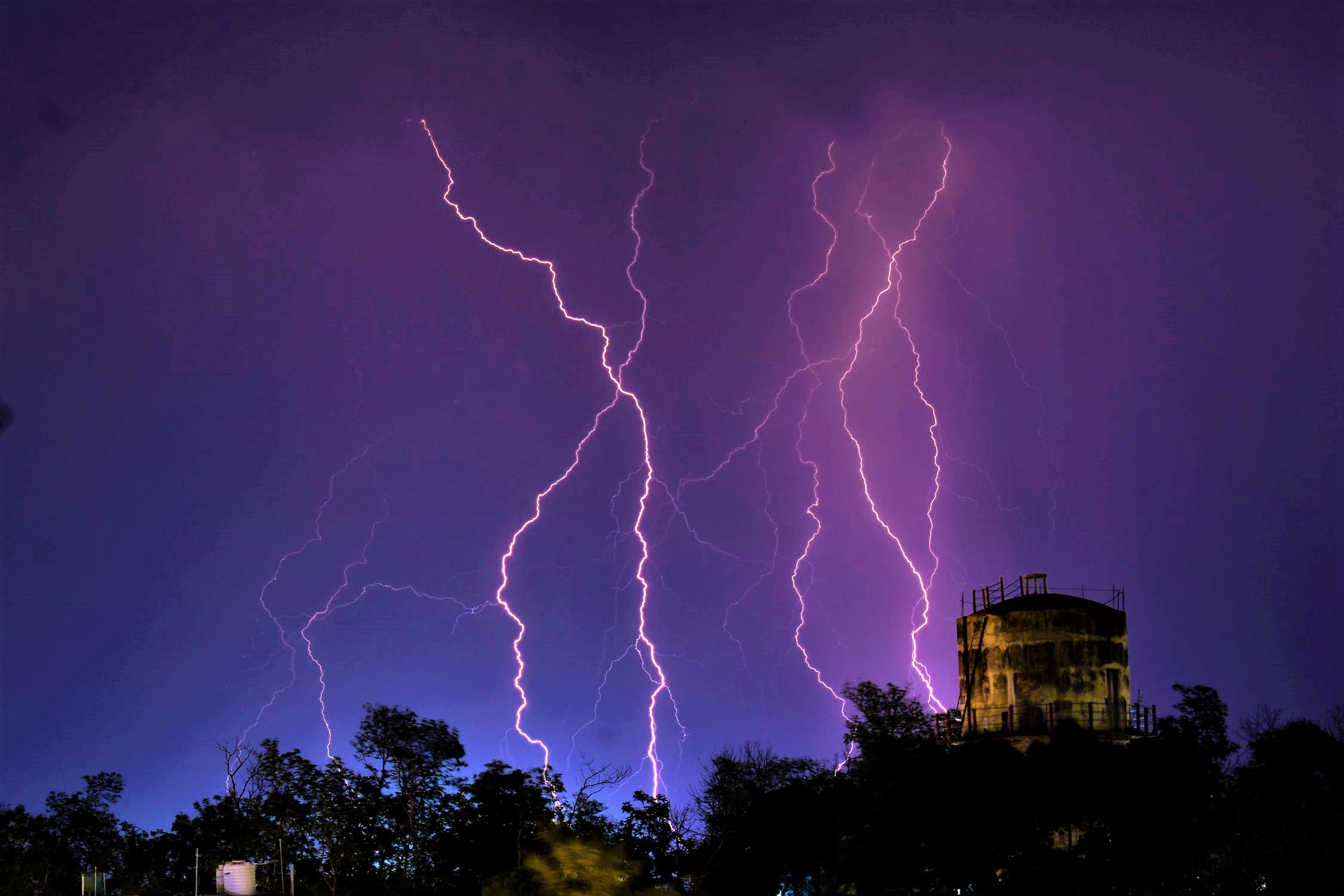 Lluvias acompanadas de actividad electrica granizada y vendavales en buena parte del pais2