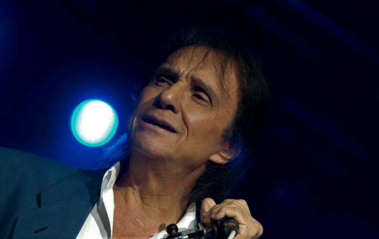 Roberto Carlos el hombre del millon de amigos vestido de azul