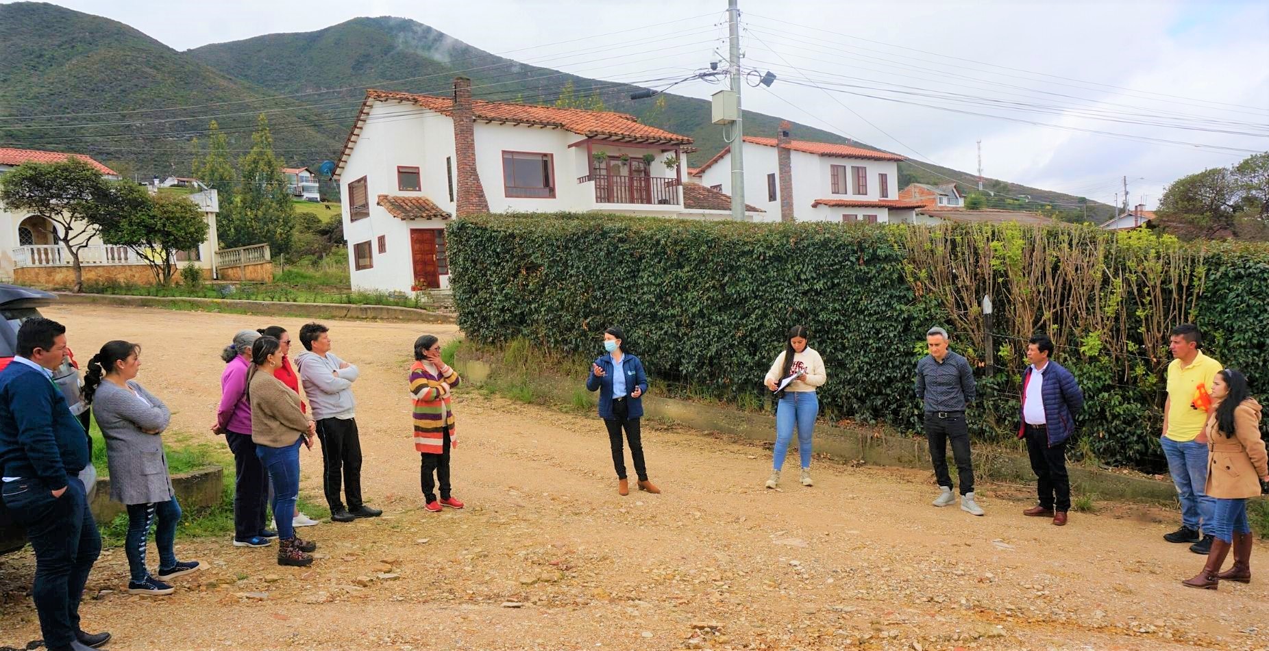 Alcaldesa de Guatavita socializo la obra de empedrado sobre la via en Villas del Milenio