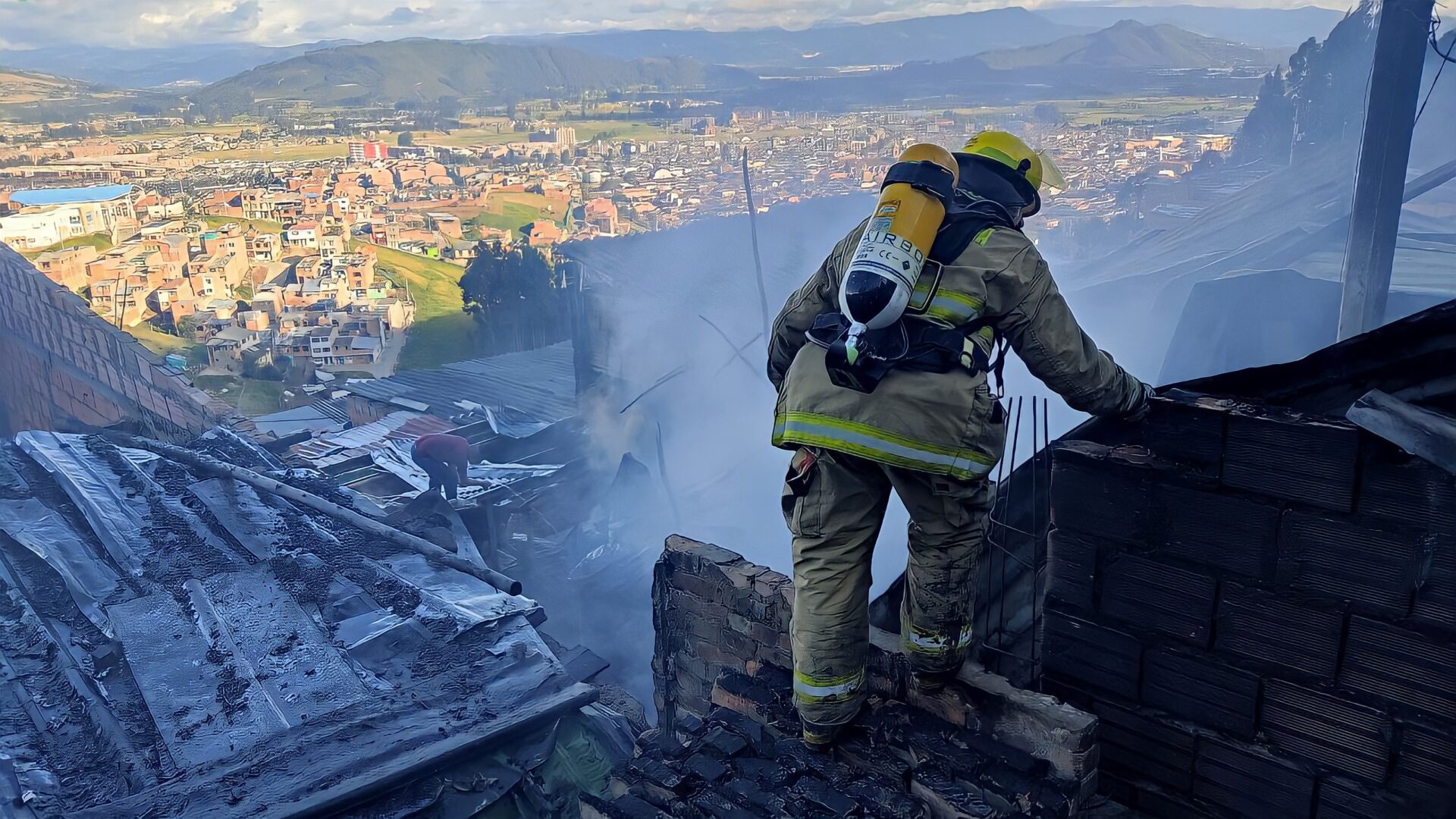 Bombero de Zipaquira atiende incendio en vivienda