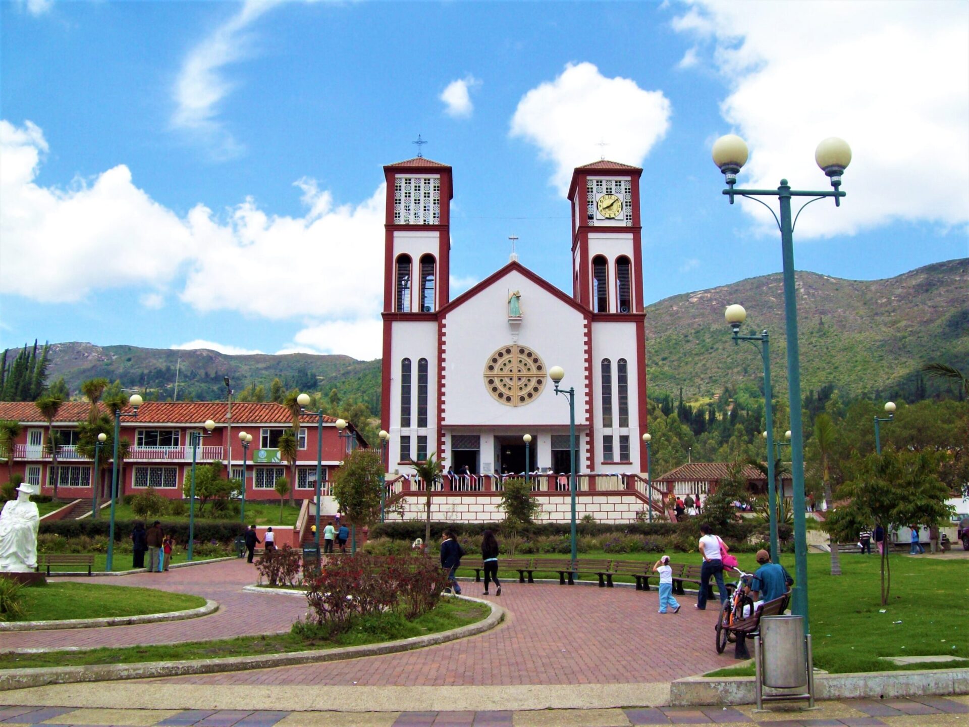Iglesia de San Laureano Lenguazaque copia scaled