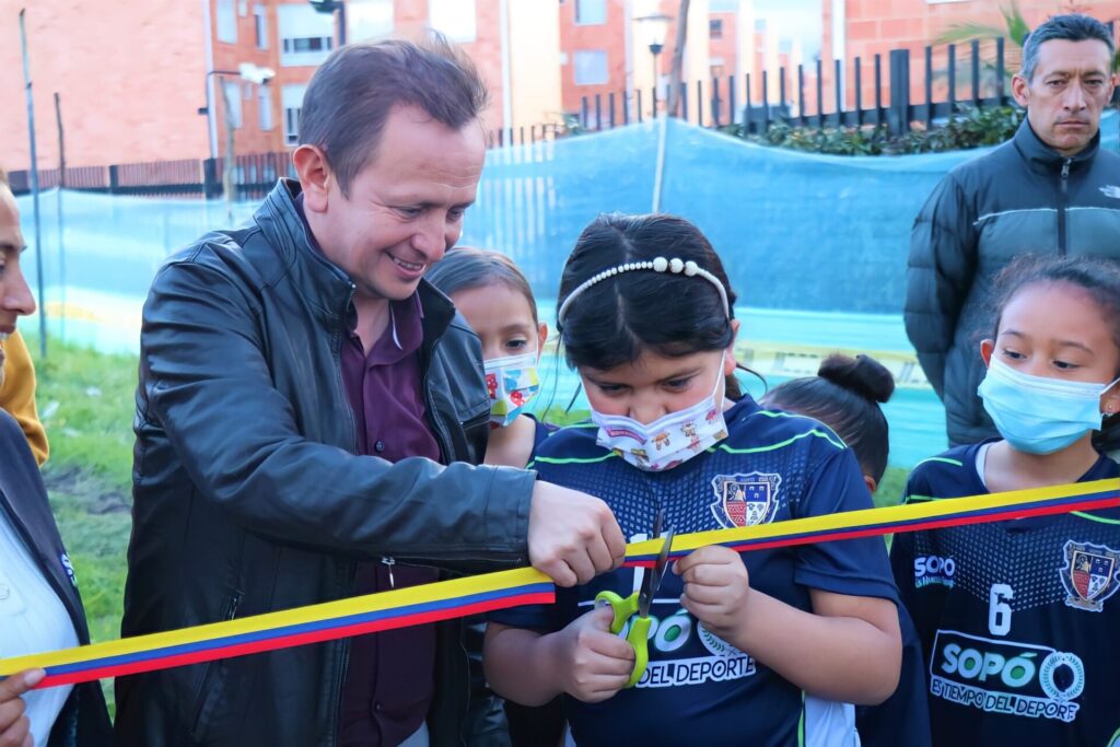 La cubierta y campo deportivo de Briceno son una realidad2
