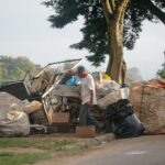 o catador de material recicl vel um trabalhador urbano que recolhe os res duos s lidos recicl veis t20 G7ve8Y