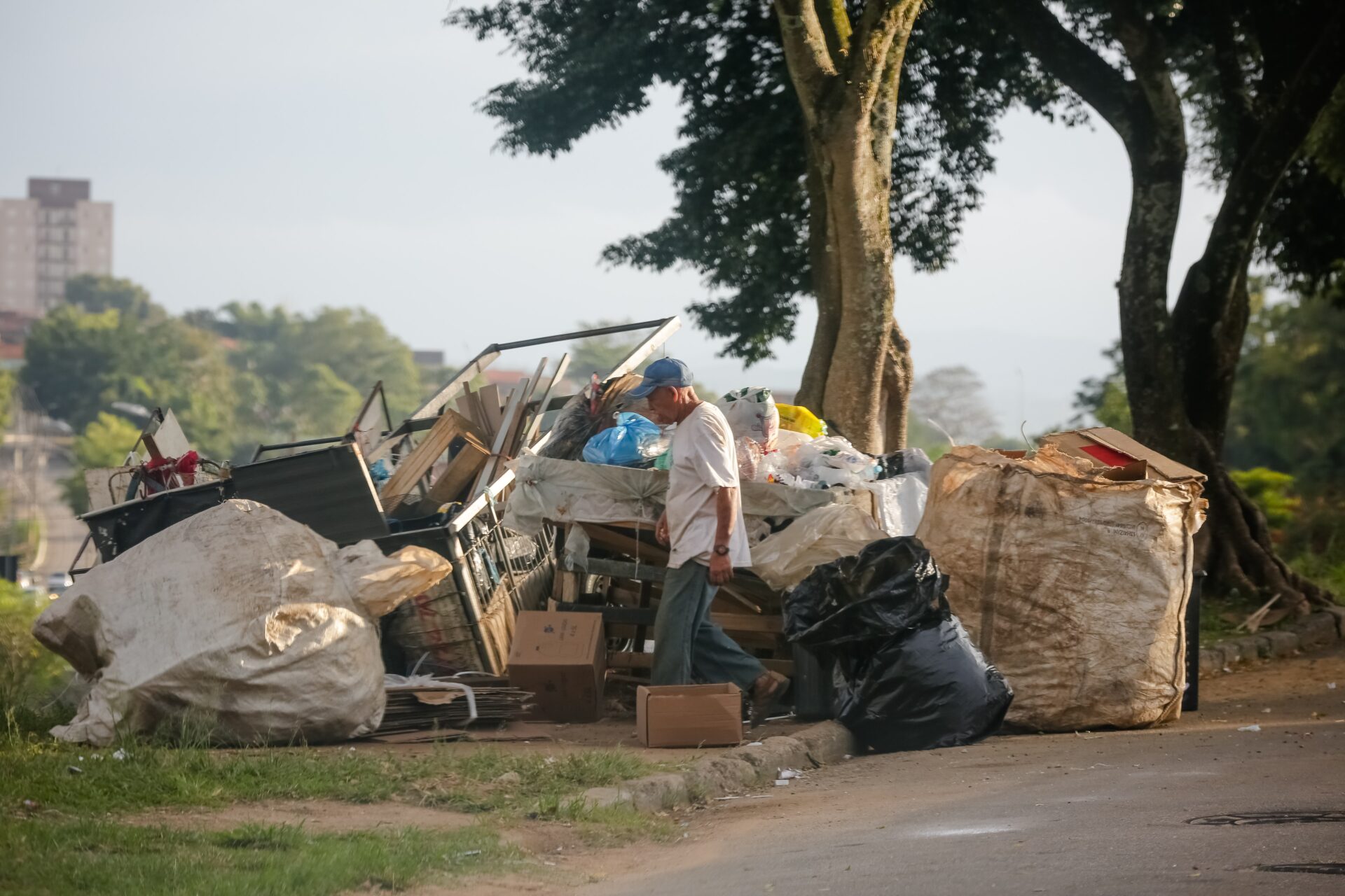 o catador de material recicl vel um trabalhador urbano que recolhe os res duos s lidos recicl veis t20 G7ve8Y