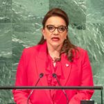 La presidente de Honduras dice que las naciones pobres del mundo ya no soportan golpes de Estado