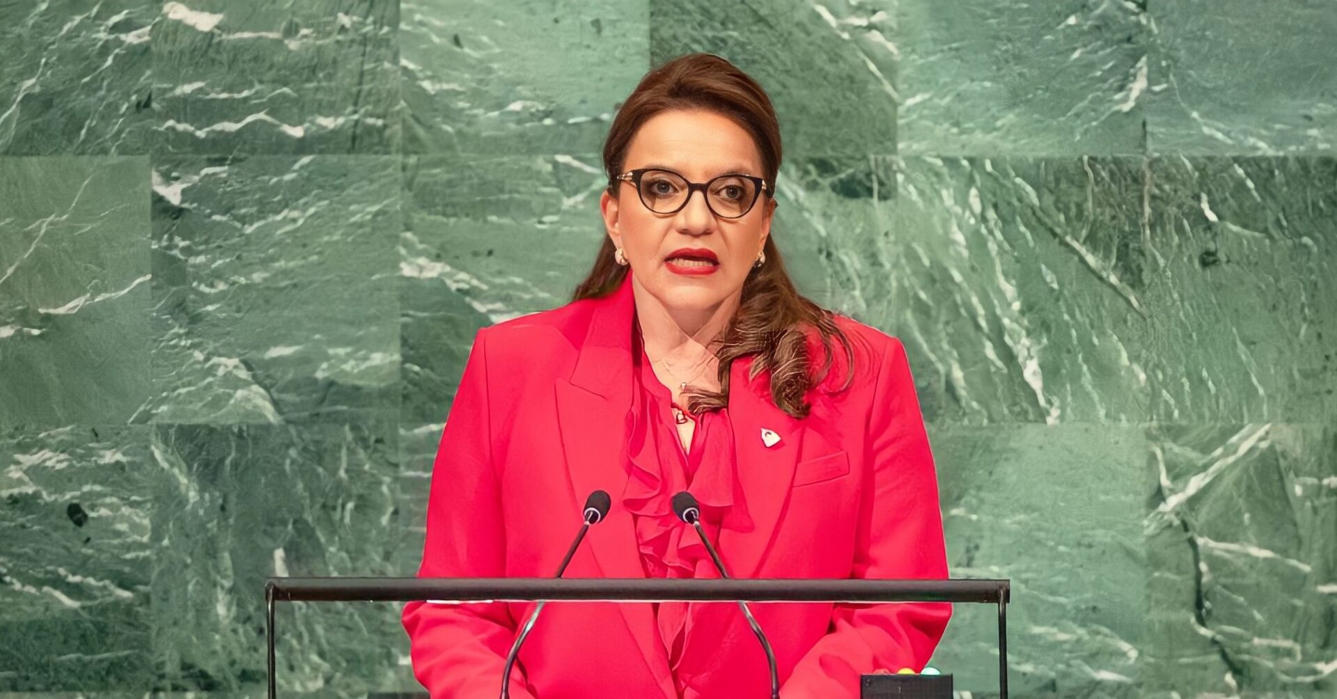 La presidente de Honduras dice que las naciones pobres del mundo ya no soportan golpes de Estado