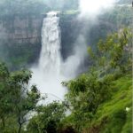 Un carro con dos personas adentro se cayo en el Salto del Tequendama