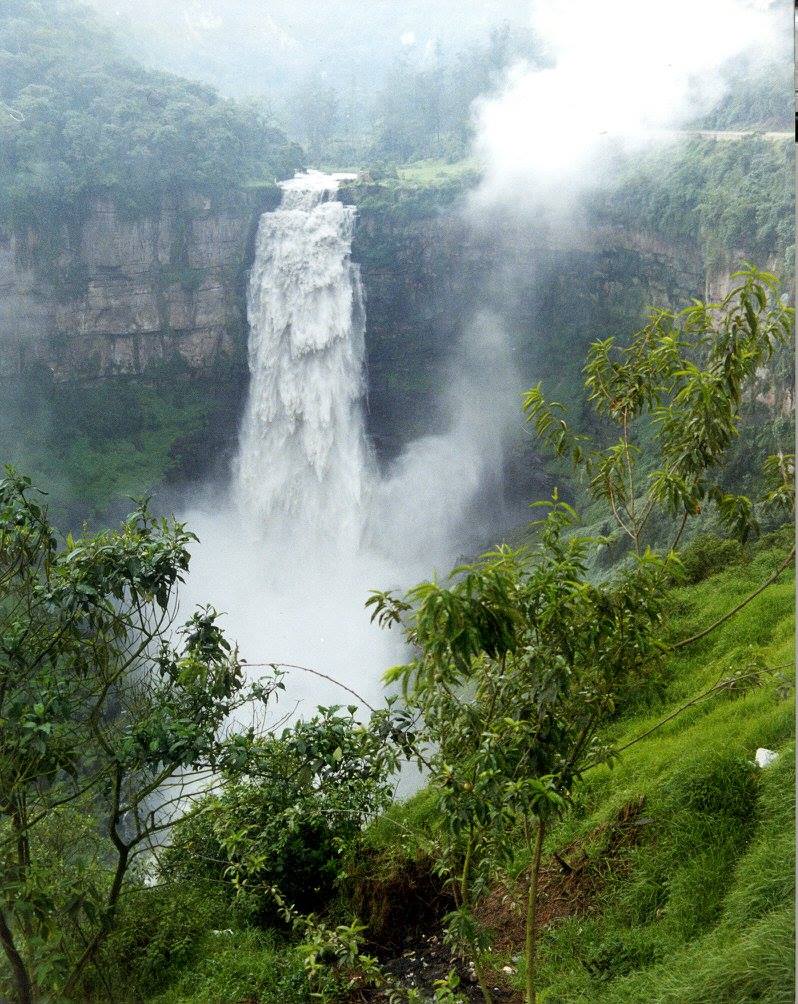 Un carro con dos personas adentro se cayo en el Salto del Tequendama