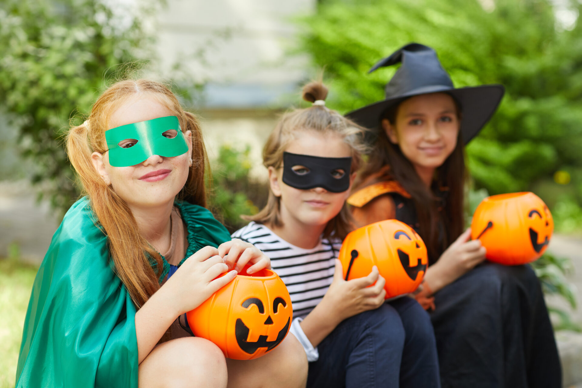 friends in halloween costumes 2021 08 29 03 26 12 utc