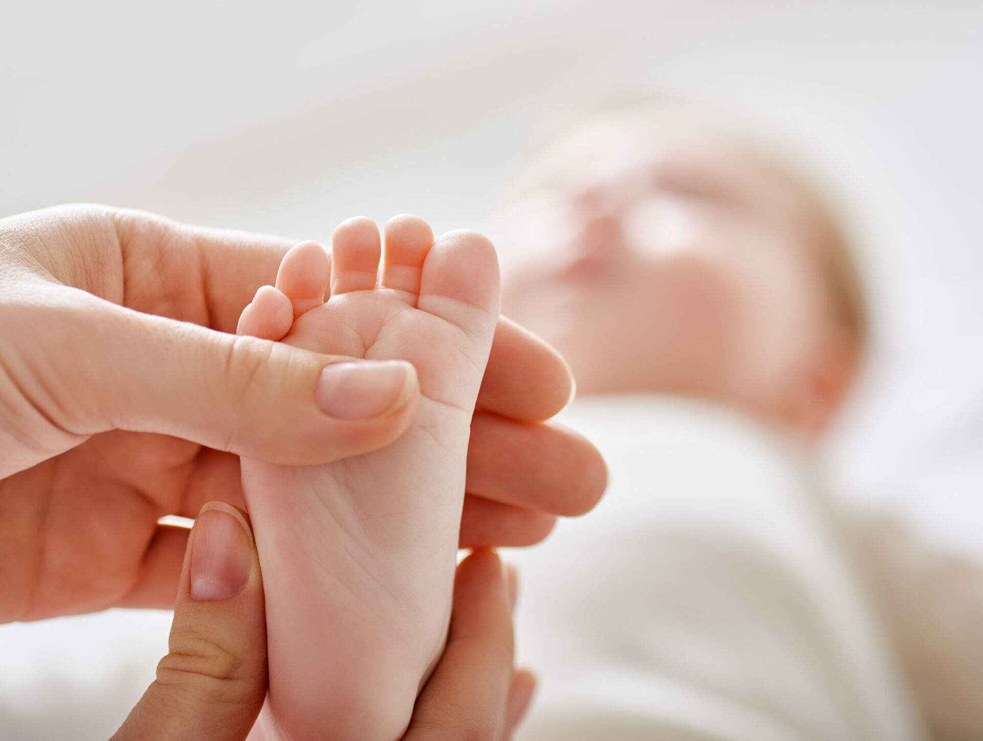 doctor examining a baby 2021 08 26 15 29 34 utc