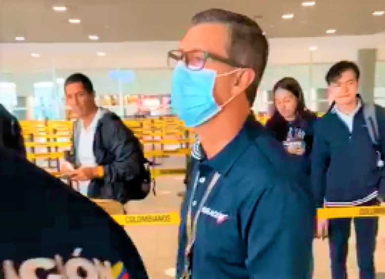 Suspension provisional a funcionario de migracion por presunta agresion a ciudadano en aeropuerto de Bogota