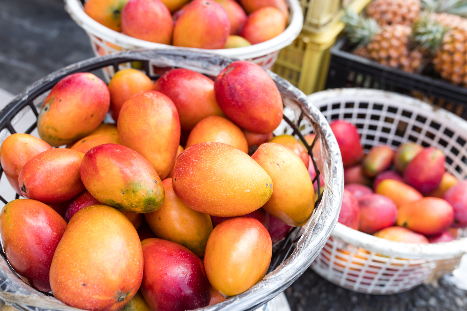 store selling mango at the street 2022 12 15 20 39 05 utc