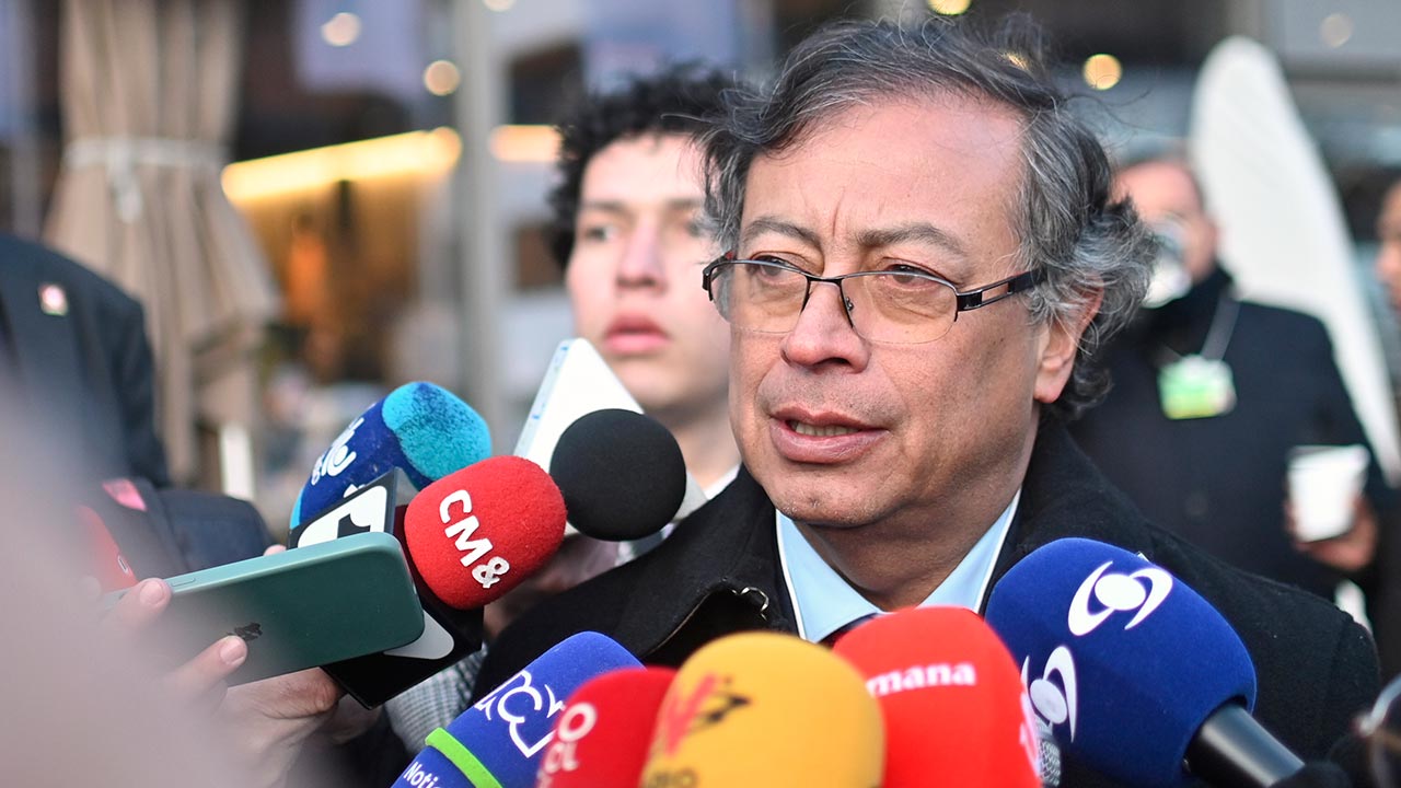 Debemos obedecer la Constitucion que ordena hacer la paz como derecho fundamental