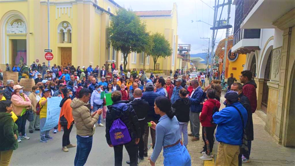 Protesta contra la Alcaldia de Cajica por el mal servicio de agua potable